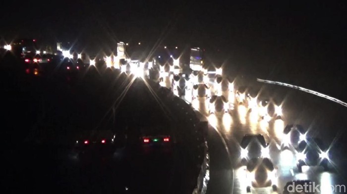 Arus Balik Libur Imlek, Begini Suasana Lalin di Tol Cipularang Arus lalu lintas di ruas Tol Cipularang dari arah Bandng menuju Jakarta terpantau ramai cenderung padat. Seperti apa penampakannya? Berikut fotonya.