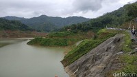 Seperti dihimpun detikcom, Bendungan Tukul terletak di Sungai Telu dengan tipe Urugan Zonal dengan Inti Tegak mampu menampung 8,68 juta meter kubik. Selain berfungsi mengairi 600 hektar sawah, nantinya waduk juga berfungsi sebagai penyedia air baku bagi masyarakat Pacitan sebanyak 300 liter per detik. (Purwo Sumodiharjo/detikcom)