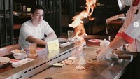 Momen kuliner Billy juga terlihat saat berada di restoran Benihana yang berada di Plaza Indonesia.  Ia menikmati makanan dan aksi chef yang sedang membuat tepanyaki. Foto: Instagram @billydavidson_