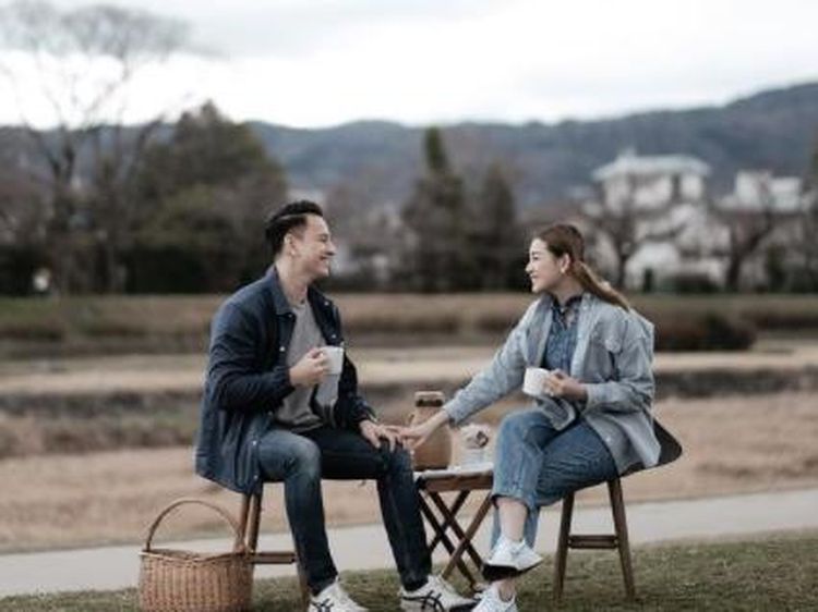Momen Romantis Billy Davidson dan Istri Saat Menikmati Kopi