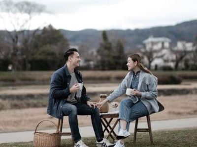 Momen Romantis Billy Davidson dan Istri Saat Menikmati Kopi
