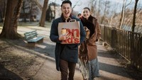 Pernah liburan bersama di Jepang, momen keduanya terlihat romantis. Ini pose keduanya saat akan menikmati sekantong McD. Foto: Instagram @billydavidson_
