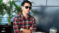 Aktor tampan ini suka banget kulineran. Kopi juga salah satu minuman favoritnya, begini momen Billy ketika sedang di Starbucks. Foto: Instagram @billydavidson_
