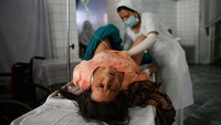 Di foto yang diabadikan pada tahun 2007 ini terlihat seorang wanita tengah bersiap untuk menjalani proses persalinan di Kabul, Afghanistan. Paula Bronstein/Getty Images.