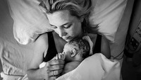 Rasa tegang dan sakit yang dirasakan oleh seorang ibu pun seakan sirna saat melihat sang buah hati lahir dengan selamat. Istimewa/Dok. Renate van Lith via Boredpanda.