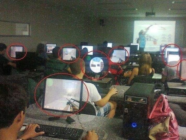 Yang lain sibuk mengerjakan soal dari guru, yang ini malah asik bermain. Ayo ngaku, kalian juga pasti pernah kayak gini kan? Foto: Instagram/@wkwkland_real