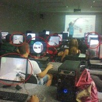 Yang lain sibuk mengerjakan soal dari guru, yang ini malah asik bermain. Ayo ngaku, kalian juga pasti pernah kayak gini kan? Foto: Instagram/@wkwkland_real