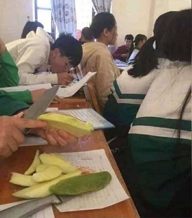 Kelakuan kalau duduk di belakang. Saat teman-teman yang lain sibuk ngerjain tugas, dia malah mengupas mangga. Ada-ada saja memang kelakuan para murid. Foto: Instagram/@wkwkland_real