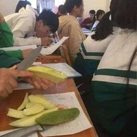 Kelakuan kalau duduk di belakang. Saat teman-teman yang lain sibuk ngerjain tugas, dia malah mengupas mangga. Ada-ada saja memang kelakuan para murid. Foto: Instagram/@wkwkland_real