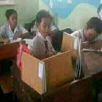 Pengamanan ketat biar nggak dicontek teman sebelah. Ada yang pernah ngelakuin hal ini juga nggak pas sekolah? Foto: Instagram/@ngumpulreceh
