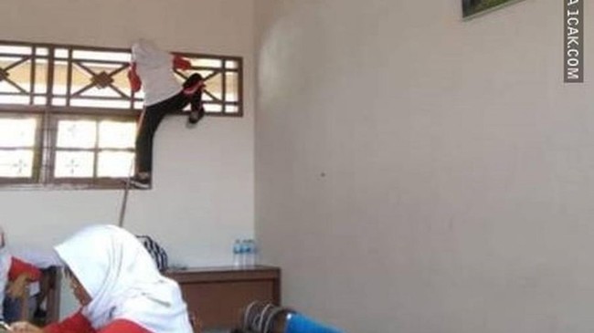 Begini jadinya kalau olahraga di dalam kelas. Sampai manjat-manjat ke atas jendela gitu kayak Spiderman. Foto: 1cak.com