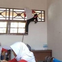 Begini jadinya kalau olahraga di dalam kelas. Sampai manjat-manjat ke atas jendela gitu kayak Spiderman. Foto: 1cak.com
