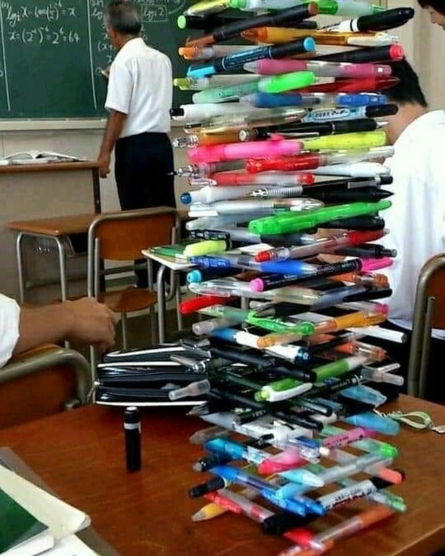 Saking bosannya berada di dalam kelas sampai bisa bikin menara dari bolpen kayak gini. Kalau gurunya lihat bisa-bisa auto disuruh keluar tuh.. Foto: Instagram/@yukngakak.id