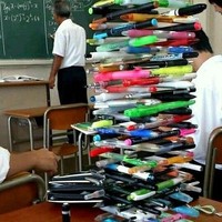 Saking bosannya berada di dalam kelas sampai bisa bikin menara dari bolpen kayak gini. Kalau gurunya lihat bisa-bisa auto disuruh keluar tuh.. Foto: Instagram/@yukngakak.id