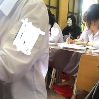 Bisa-bisanya karena duduk di belakang terus pakai kostum kayak gitu. Kira-kira kalau gurunya lihat gimana ya? Foto: Instagram/@pembawa_ketololan