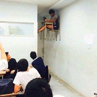 Entah bagaimana caranya murid yang satu ini bisa duduk di atas kayak gitu. Auto bikin ngakak sampai bengek! Foto: Instagram/@yukngakak.id