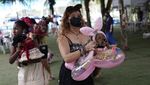 Gemas! Saat Para Anjing Adu Gaya di Karnaval Brasil