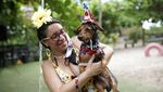 Gemas! Saat Para Anjing Adu Gaya di Karnaval Brasil