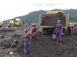 Berkah Banjir Lahar Gunung Semeru Bagi Penambang Pasir dan Batu di Lumajang