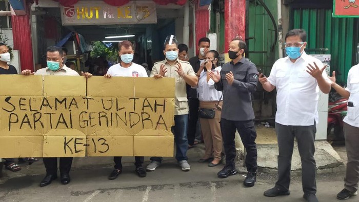 Partai Gerindra berulang tahun ke-13 6 Februari lalu. Merayakan HUT tersebut, Waketum Gerindra Habiburokhman menggelar operasi bantu rakyat.