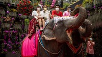Digelar di masa pandemi, para pasangan yang ikut serta dalam nikah massal tersebut diimbau untuk menerapkan protokol kesehatan, salah satunya adalah memakai masker.