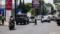 Pihak kepolisian menyebut jika kendaraan wisatawan yang masuk ke kawasan Lembang didominasi oleh wisatawan lokal. Diketahui, selama libur panjang Imlek kali ini, peningkatan jumlah kendaraan di Jalan Raya Lembang terjadi pada Jumat (12/2/2021) dan Sabtu (13/2/2021) sebesar 10 persen.