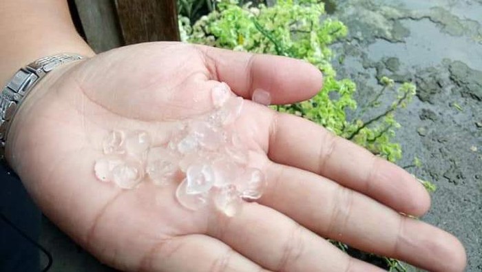 Hujan es di Manado