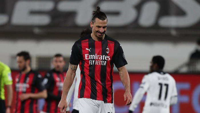 LA SPEZIA, ITALY - FEBRUARY 13: Zlatan Ibrahimovic of AC Milan shows his dejection during the Serie A match between Spezia Calcio  and AC Milan at Stadio Alberto Picco on February 13, 2021 in La Spezia, Italy.  (Photo by Gabriele Maltinti/Getty Images)