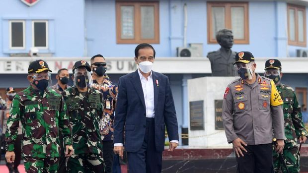 Jokowi saat bertolak ke Pacitan untuk meresmikan Bendungan Tukul (Foto: Muchlis Jr - Biro Pers Sekretariat Presiden)