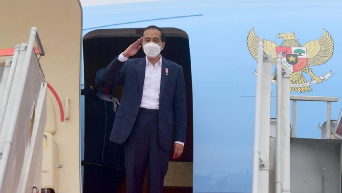 Jokowi saat bertolak ke Pacitan untuk meresmikan Bendungan Tukul (Foto: Muchlis Jr - Biro Pers Sekretariat Presiden)