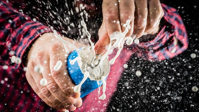 kaleng soda Man opening a beer tin and frothy foam splashing out