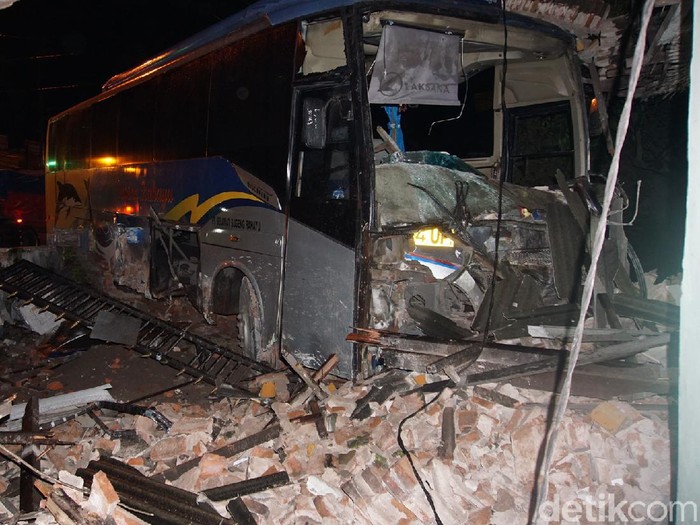 Bus Sugeng Rahayu yang sarat penumpang menabrak rumah di Mojokerto. Kecelakaan tunggal ini mengakibatkan bagian toko dari rumah tersebut porak-poranda.