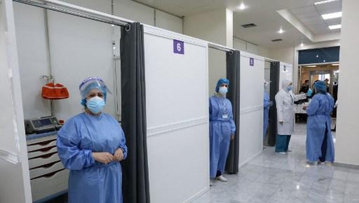 Members of the healthcare staff wait to administer the COVID-19 Pfizer/BioNTech vaccine at Lebanons Rafik Hariri Hospital in the capital Beirut, on February 14, 2021, as the country kickstarts its inoculation campaign. - Lebanon gave its first COVID-19 vaccine dose to a doctor, as it started inoculation it hopes will keep the pandemic in check amid a deepening economic crisis. (Photo by ANWAR AMRO / AFP)