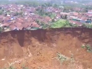 Longsor Ancam Puluhan Rumah Warga di Cilawu Garut