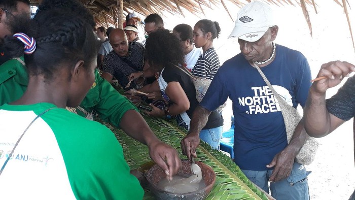 Tradisi makan papeda bersama