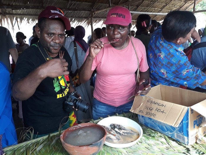 Tradisi makan papeda bersama