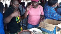 Warga Kampung Abar yang tinggal di dekat Danau Sentani, Papua punya tradisi unik. Mereka biasa makan papeda bersama sambil duduk melingkar. Setiap tahun bahkan digelar festival makan papeda di sini dan mengundang ratusan wisatawan.