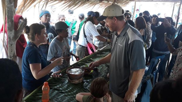 Tradisi makan papeda bersama