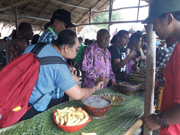 Biasanya di tengah-tengah mereka terdapat papeda yang dimasak dalam wadah gerabah. Tradisi makan papeda sambil duduk bersama ini merupakan tradisi yang diwariskan sejak nenek moyang. Biasanya di tengah-tengah mereka terdapat papeda yang dimasak dalam wadah gerabah. Tradisi makan papeda sambil duduk bersama ini merupakan tradisi yang diwariskan sejak nenek moyang.