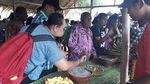 Tradisi Unik Warga Kampung Abar Papua: Makan Papeda dalam Gerabah