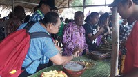 Biasanya di tengah-tengah mereka terdapat papeda yang dimasak dalam wadah gerabah. Tradisi makan papeda sambil duduk bersama ini merupakan tradisi yang diwariskan sejak nenek moyang.
