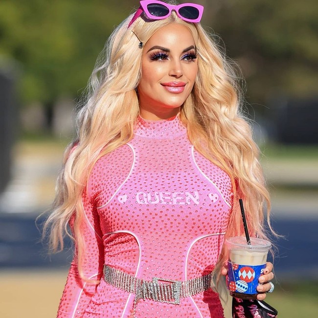 Marcela dikenal di media sosial karena penampilannya yang unik. Marcela selalu tampil layaknya Barbie.  Foto: dok. Instagram