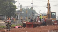 Petugas dari Balai Teknik Perkeretaapian wilayah Jawa bagian barat terlihat sibuk dengan pekerjaannya.