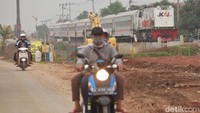 Sejumlah warga beraktivitas di area sekitar pembangunan jalur rel ganda Kiaracondong-Cicalengka, Minggu (14/2/2021).