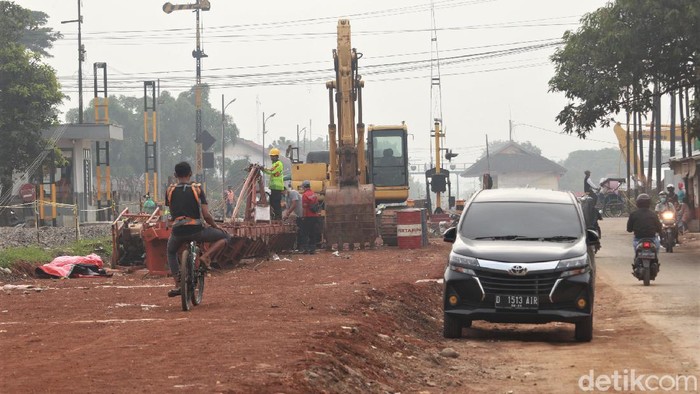 Jalur rel ganda Kiaracondong-Cicalengka mulai dibangun. Sejumlah alat berat dikerahkan untuk menyelesaikan pembangunan jalur rel ganda tersebut.