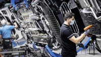 Mercedes-Benz selalu identik dengan kemewahan. Itulah mengapa saya sangat bangga dengan ulang tahun produksi yang sangat istimewa ini. Lima puluh juta kendaraan yang diproduksi merupakan tonggak penting dalam sejarah perusahaan kami, dan pencapaian luar biasa oleh tim, kata anggota Dewan Manajemen Mercedes -Benz AG, Jörg Burzer  Foto: Mercedes-Benz
