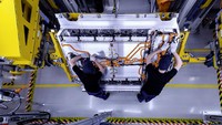 Prestasi Mercedes-Benz ini juga kebetulan diiringi dengan penjualan yang sukses di tahun 2020 mengalahkan rivalnya BMW. Tahun 2020, ketika pandemi COVID-19 melanda dunia, Mercedes-Benz berhasil merebut takhta mobil mewah terlaris di dunia. Foto: Mercedes-Benz