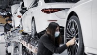 Mercedes-Benz melaporkan penjualan mobil sebanyak 2.164.187 unit sepanjang 2020. Angka itu turun 7,%% dibanding tahun sebelumnya. Penjualan mobil Mercedes-Benz melampaui BMW di sebagian besar pasar global, termasuk China, tapi tidak termasuk Amerika Serikat. Foto: Mercedes-Benz