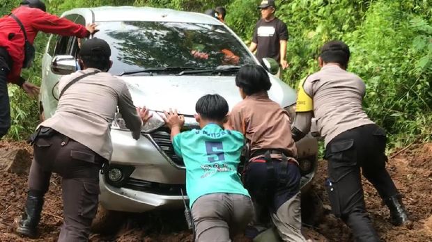 Mobil yang tersesat di hutan kawasan Gunung Putri Majalengka berhasil dievakuasi.