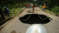 Lubang besar dengan diameter sekitar delapan meter dan panjang 8 meter tersebut diakibatkan amblesnya gorong-gorong karena tidak mampu menampung debit air dari Kaliwadas. 